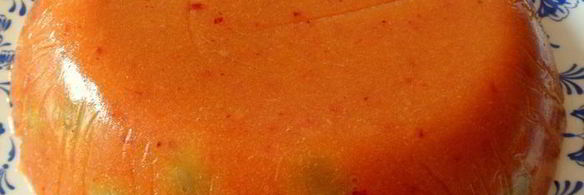 персиковый мусс-желе с виноградом и лепестками миндаля