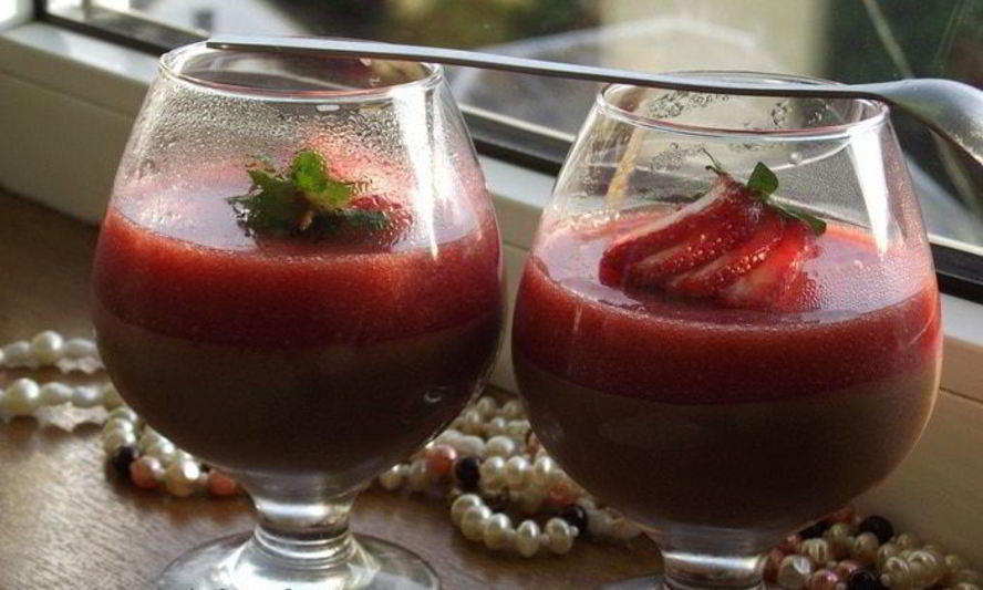 Рецепт шоколадного мусса с клубникой