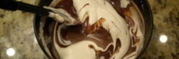 шоколадный мусс с кремом и фисташками