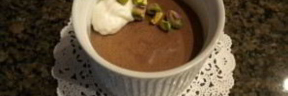 шоколадный мусс с кремом и фисташками