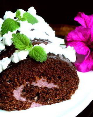 Шоколадный рулет с черничным муссом