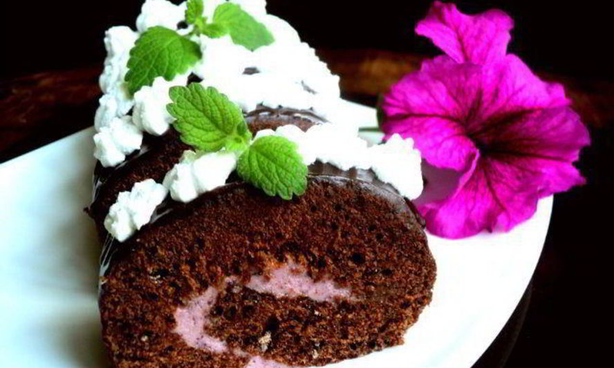 Рецепт шоколадного рулета с черничным муссом