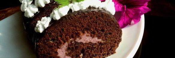 шоколадный рулет с черничным муссом