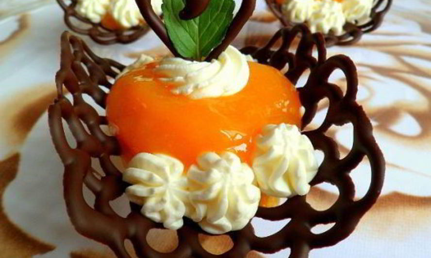 Рецепт шоколадных лодочек с манговым муссом и взбитыми сливками