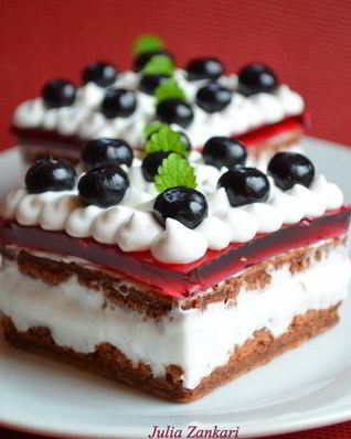 Тирамису с кокосовым муссом, малиновым желе и черникой