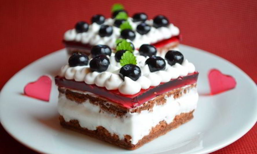 Рецепт тирамису с кокосовым муссом, малиновым желе и черникой