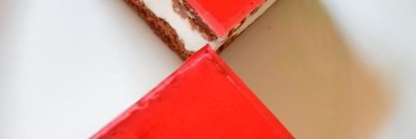 тирамису с кокосовым муссом, малиновым желе и черникой