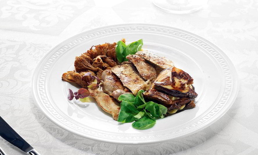 Рецепт цесарки с лисичками, белыми грибами и муссом из пастернака