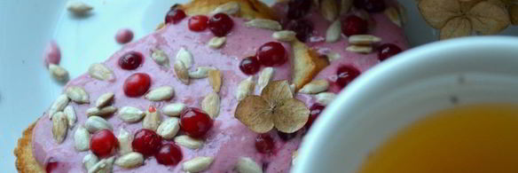 творожный мусс с бананом и брусникой