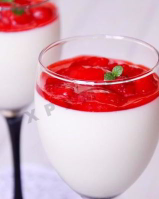 Панна-котта со сгущенным молоком и клубничным конфитюром