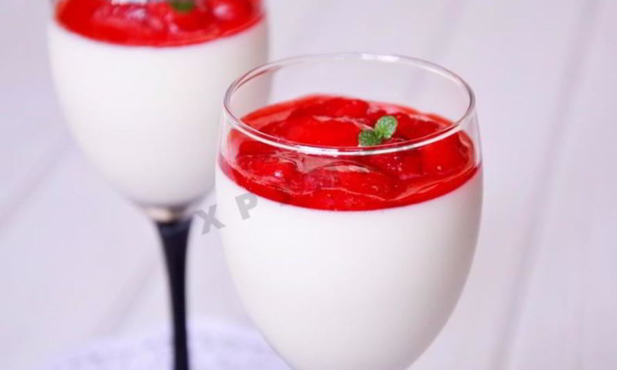 Рецепт панны-котты со сгущенным молоком и клубничным конфитюром
