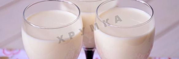 панна-котта со сгущенным молоком и клубничным конфитюром