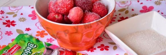 панна-котта со сгущенным молоком и клубничным конфитюром