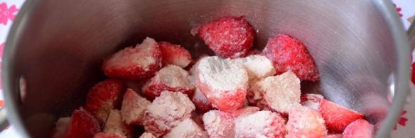 панна-котта со сгущенным молоком и клубничным конфитюром