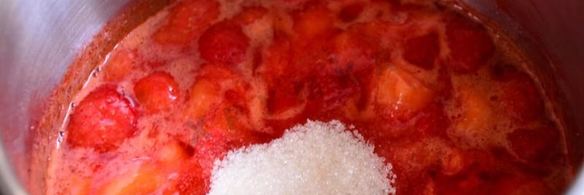 панна-котта со сгущенным молоком и клубничным конфитюром