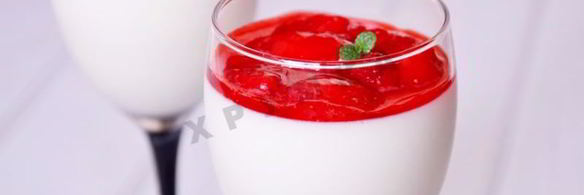 панна-котта со сгущенным молоком и клубничным конфитюром