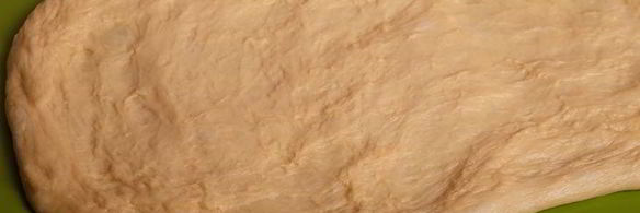 кулич с изюмом, цукатами и вяленой клюквой