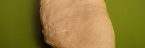 кулич с изюмом, цукатами и вяленой клюквой