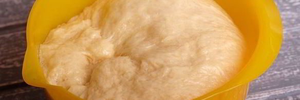 кулич с изюмом, цукатами и вяленой клюквой