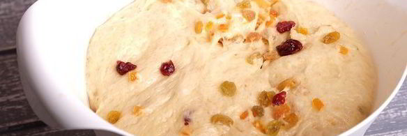 кулич с изюмом, цукатами и вяленой клюквой