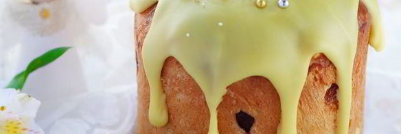 кулич с изюмом, цукатами и вяленой клюквой