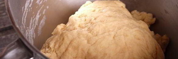 кулич с изюмом, цукатами и вяленой клюквой