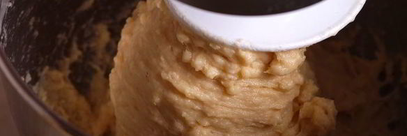 кулич с изюмом, цукатами и вяленой клюквой