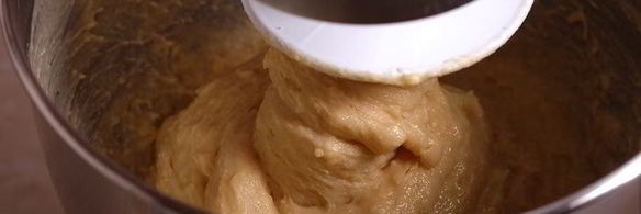 кулич с изюмом, цукатами и вяленой клюквой