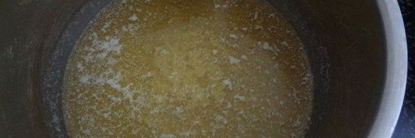 кулич с вяленой вишней и кедровыми орешками