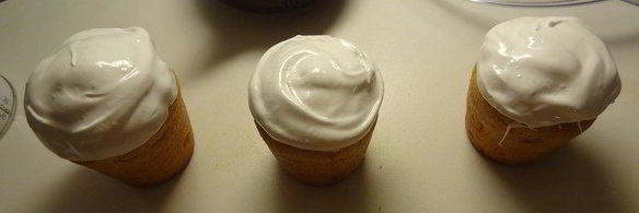 кулич с вяленой вишней и кедровыми орешками