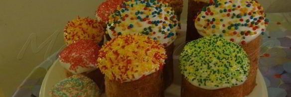 кулич с вяленой вишней и кедровыми орешками