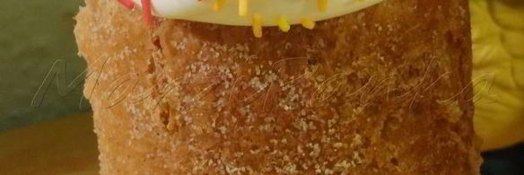 кулич с вяленой вишней и кедровыми орешками