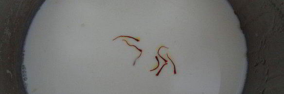 кулич с вяленой вишней и кедровыми орешками