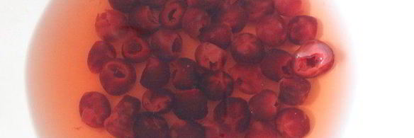 кулич с вяленой вишней и кедровыми орешками