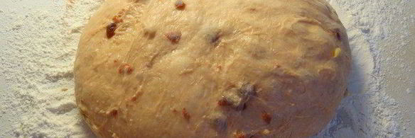 кулич с вяленой вишней и кедровыми орешками