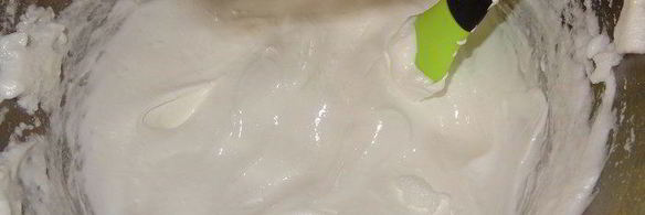 кулич с вяленой вишней и кедровыми орешками