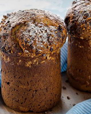 Пасхальный кулич с грецкими орехами