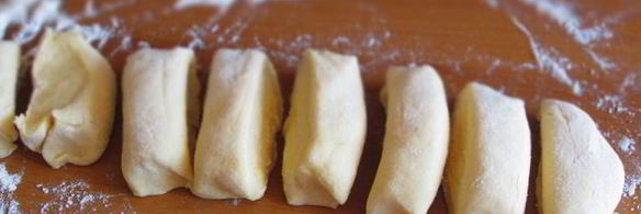 пасхальные творожные булочки с заварным кремом и абрикосами