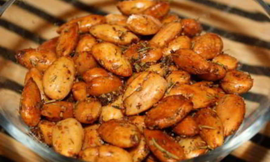 Рецепт пряного жареного миндаля с травами