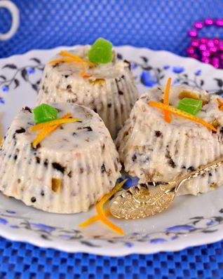 Сметанный десерт с сухофруктами и грецкими орехами