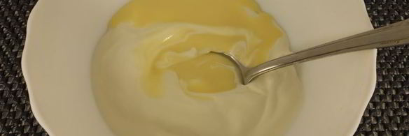 сметанный десерт с сухофруктами и грецкими орехами