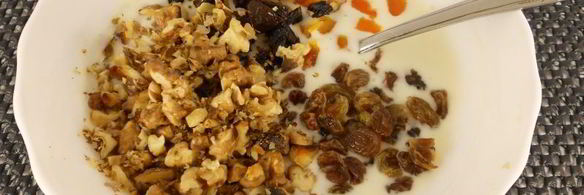 сметанный десерт с сухофруктами и грецкими орехами