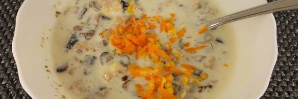 сметанный десерт с сухофруктами и грецкими орехами