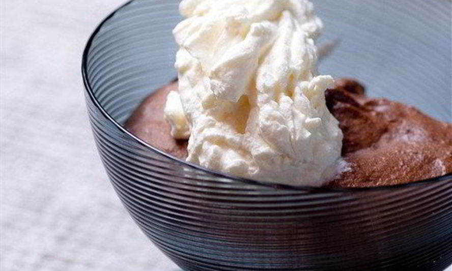 Рецепт теплых шоколадных пудингов со взбитыми сливками