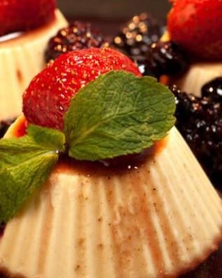 Творог капучино с карамельно-ягодным соусом