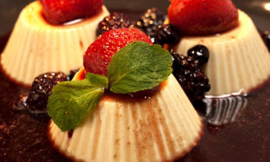 Рецепт творога капучино с карамельно-ягодным соусом