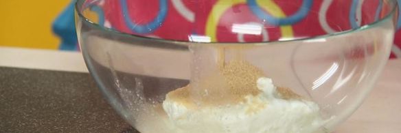 творог капучино с карамельно-ягодным соусом