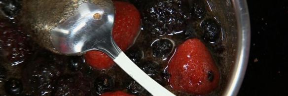 творог капучино с карамельно-ягодным соусом