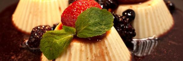 творог капучино с карамельно-ягодным соусом