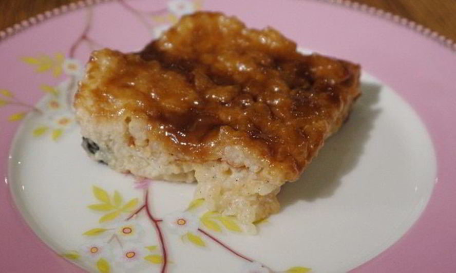 Рецепт ванильного рисового пудинга с изюмом и карамелью